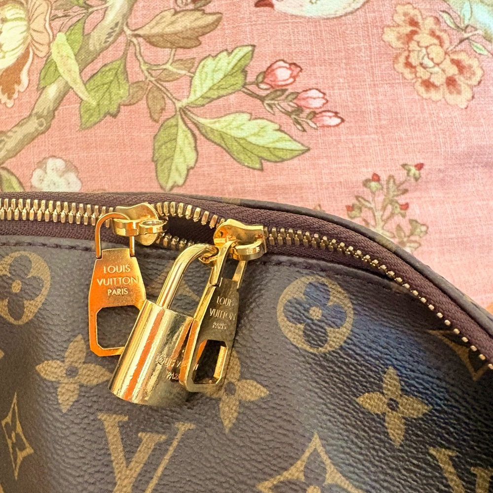 Louis Vuitton Monogram Canvas Shoulder Bag with Tan Trim - Picture 8 of 15
